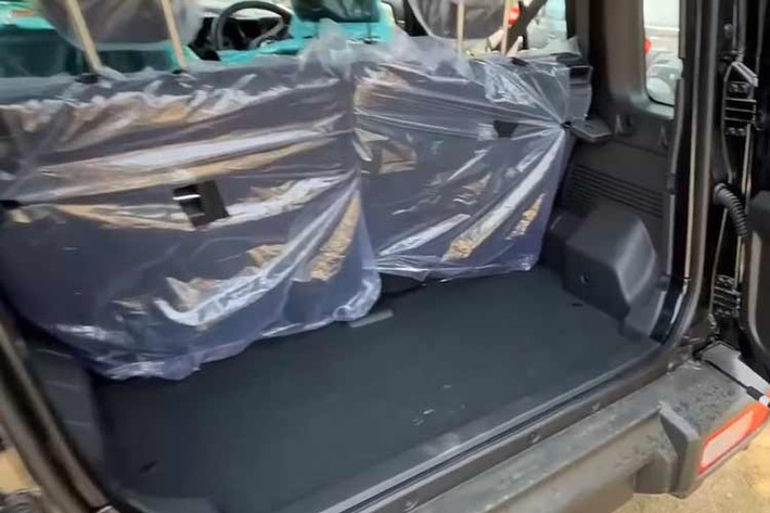 "Trái tim" của Suzuki Jimny 5 cửa vẫn là động cơ xăng 4 xi-lanh, hút khí tự nhiên, dung tích 1.5L với công suất tối đa 105 mã lực và mô-men xoắn cực đại 134 Nm. Động cơ kết hợp với hộp số sàn 5 cấp hoặc tự động 4 cấp và hệ dẫn động 4 bánh AllGrip Pro với hộp số phụ.