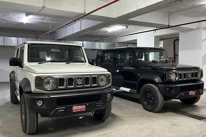Tại Việt Nam, Suzuki Jimny cũng chuẩn bị được bán ra nhưng chỉ có phiên bản 3 cửa. Giá bán chính thức của mẫu xe này chưa được công bố. Tuy nhiên, các đại lý đang báo giá dự kiến cho mẫu xe này là 900 triệu đồng.