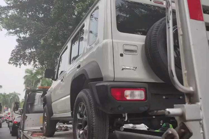 Đến nay, cánh săn ảnh tại Indonesia đã bắt gặp một chiếc Suzuki Jimny 5 cửa trên đường phố nước này. Có vẻ như ngày mẫu xe này ra mắt thị trường Indonesia nói riêng và khu vực Đông Nam Á không còn xa.