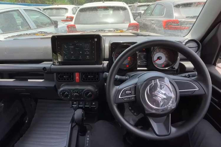 Không chỉ đắt hơn, mẫu xe SUV Suzuki Jimny 5 cửa còn có kích thước lớn hơn bản 3 cửa. Theo đó, xe sở hữu kích thước dài x rộng x cao lần lượt là 3.985 x 1.645 x 1.720 mm, chiều dài cơ sở 2.590 mm và khoảng sáng gầm 210 mm.
