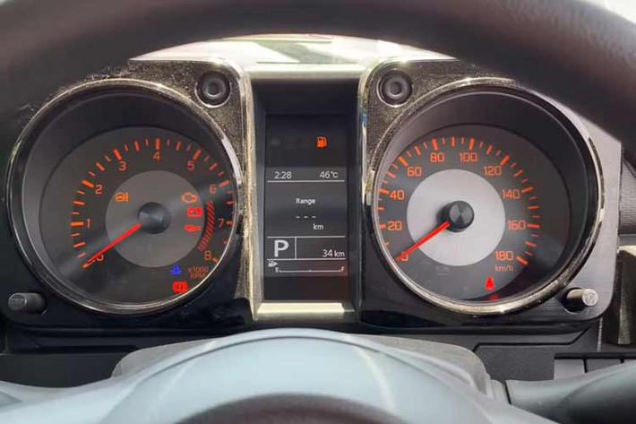 Suzuki Jimny 5 cửa sở hữu thiết kế tổng thể về cơ bản là giống bản 3 cửa. Xe cũng có đèn pha tròn trịa, lưới tản nhiệt với nan nằm dọc, vành đa chấu 15 inch, ốp cua lốp mở rộng, các cột thẳng đứng, những bề mặt bằng phẳng và lốp dự phòng nằm trên cửa cốp sau.