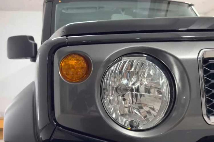 Theo thông tin trên trang web dữ liệu ôtô của thành phố Jakarta, mức giá xe Suzuki Jimny 5 cửa dao động từ 325 - 335 triệu Rupiah (khoảng 513 - 529 triệu đồng). Tất nhiên, đây chưa phải là giá bán chính thức của Suzuki Jimny 5 cửa. Thông thường, giá bán thực tế của các mẫu xe tại Indonesia sẽ cao hơn mức được liệt kê trên trang web này.