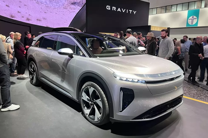 Tại triển lãm Ô tô Los Angeles 2023, thương hiệu Lucid đã vén màn mẫu ô tô điện mới mang tên Gravity. SUV Lucid Gravity 2024 mới là mẫu xe điện thứ hai của thương hiệu này, sau Air.
