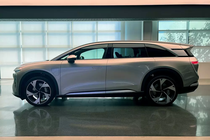 Theo công bố của hãng, SUV điện Lucid Gravity có kích thước dài x rộng x cao lần lượt là 5.034 x 1.999 x 1.656 mm và chiều dài cơ sở 3.035 mm. Như vậy, mẫu xe này có kích thước khá tương đồng với VinFast VF9.