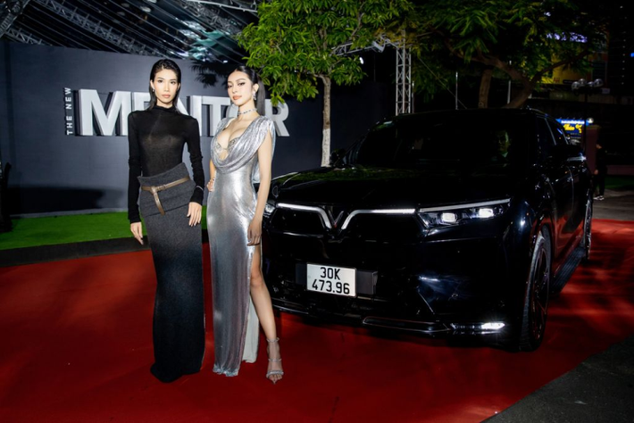 Nếu như Kim Phương gây ấn tượng với khung xương chuẩn siêu mẫu thì Bùi Lý Thiên Hương lại chiếm spotlight với bộ đầm bạc khoe trọn lợi thế vóc dáng. Hai “người mẫu toàn năng” càng trở nên nổi bật hơn khi đứng cạnh mẫu “xe Chủ tịch” đẳng cấp đang được lớp doanh nhân mới tin dùng.