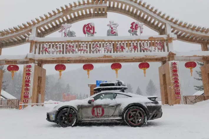 Và trong hành trình "du mục" chưa rõ ngày về cùng chú ngựa Porsche 911 Dakar, doanh nhân Hải Phòng đã gây ngạc nhiên với cộng đồng mạng khi mới vừa Mông Cổ về lại Trung Quốc đã lái xe hàng trăm km để đi đến 1 nơi được gọi là, phải đến 1 lần trong đời của giới phượt thủ thích băng tuyết.