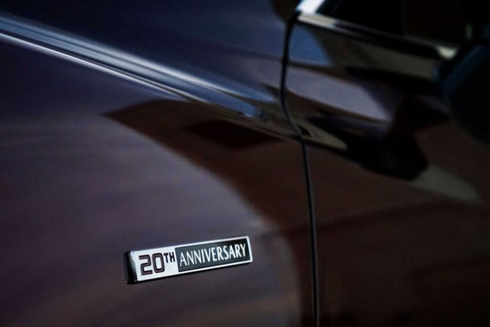 Phiên bản Mazda6 20th Anniversary Edition đặc biệt này còn được cung cấp độc quyền với màu sơn Takuminuri mới nhất - Artisan Red Premium. Còn lại, các chi tiết ngoại thất của xe vẫn được giữ nguyên.
