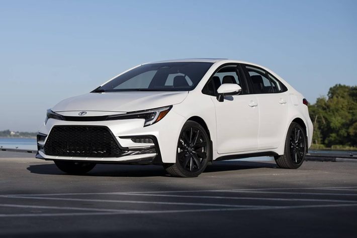 Bên cạnh đó, Toyota Corolla còn mang đến nhiều lựa chọn cho người tiêu dùng, từ kiểu dáng sedan, hatchback, từ động cơ xăng cho đến hybrid tiết kiệm nhiên liệu. Trừ phiên bản hiệu suất cao GR Corolla, mẫu xe hạng C này có giá khởi điểm chưa đến 30.000 USD ở thị trường Mỹ.