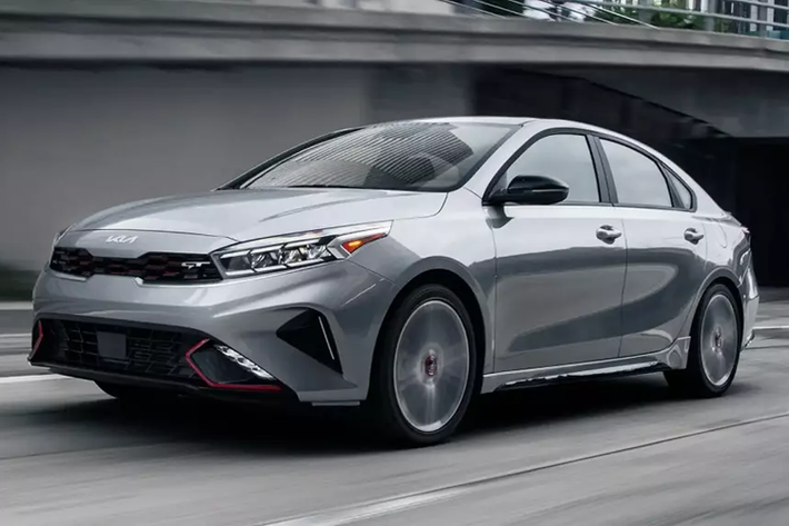 Kia Forte Kia Forte không phải là mẫu sedan hạng C tốt nhất mà bạn có thể mua tại thị trường Mỹ. Tuy nhiên, cũng không thể phủ nhận sự thật đây là mẫu xe đáng tin cậy. Đặc biệt, Kia Forte còn là một trong số ít những mẫu xe sở hữu giá khởi điểm dưới 20.000 USD ở thị trường Mỹ.