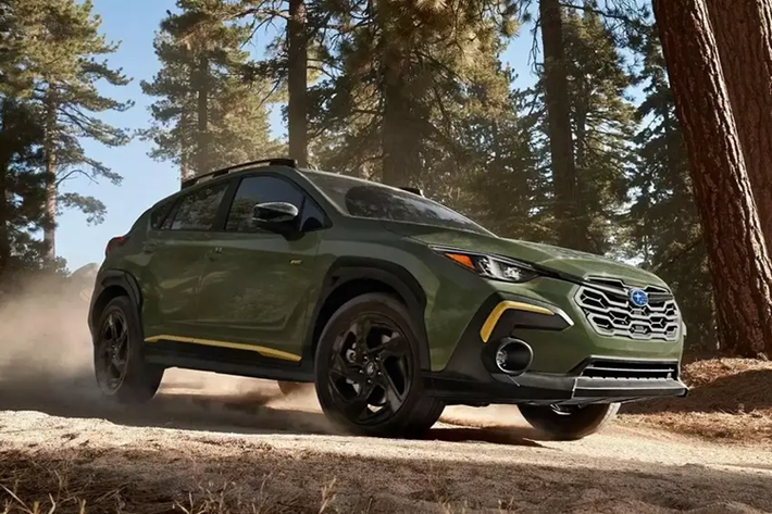 Subaru Crosstrek Khi đàn anh Subaru Forester ngày càng tăng kích thước thì Crosstrek đương nhiên trở thành lựa chọn thay thế trong phân khúc SUV cỡ nhỏ, thực dụng và có khả năng off-road đáng ngạc nhiên. Chưa hết, Subaru Crosstrek còn có độ đáng tin cậy cao và giá bán khởi điểm chưa đến 26.000 USD.