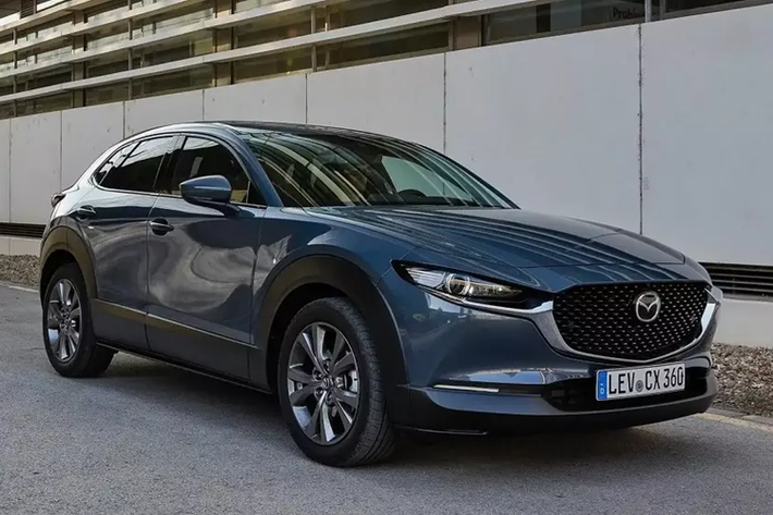 Mazda CX-30 Nếu thích thiết kế của Mazda3 nhưng lại muốn sở hữu xe gầm cao hơn thì bạn nên nhắm đến Mazda CX-30. So với Mazda3, Mazda CX-30 có giá khởi điểm cao hơn nhưng vẫn dưới mức 25.000 USD.