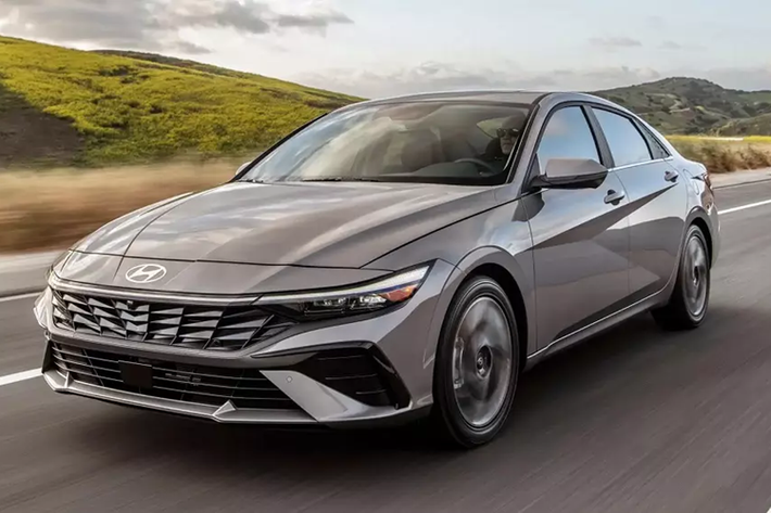 Hyundai Elantra Nếu đang tìm kiếm một mẫu sedan hạng C với thiết kế nổi bật thì Hyundai Elantra chính là lựa chọn đáng cân nhắc. Thiết kế của Hyundai Elantra có thể gây tranh cãi nhưng ít nhất là không dễ quên như Toyota Corolla.