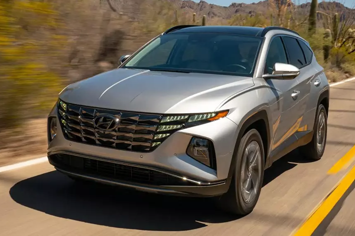 Hyundai Tucson Hyundai Tucson là mẫu SUV cỡ C với thiết kế cá tính, độc đáo nhưng không kém phần đáng tin cậy. Nếu không ác cảm với thiết kế ngoại thất của Hyundai Tucson thì đây là mẫu SUV cỡ C đáng mua. Chỉ đáng tiếc là Hyundai Tucson Hybrid tiết kiệm xăng hơn lại có giá khởi điểm trên 30.000 USD.