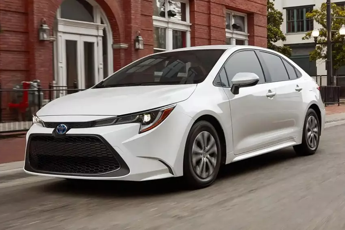 Toyota Corolla Không có gì bất ngờ khi Toyota Corolla xuất hiện trong danh sách top ôtô giá rẻ ít hòng này của Consumer Reports. Đã từ rất lâu, mẫu xe nhà Toyota này đã được biết đến như một lựa chọn vừa giá "mềm" vừa bền bỉ và ít hỏng.