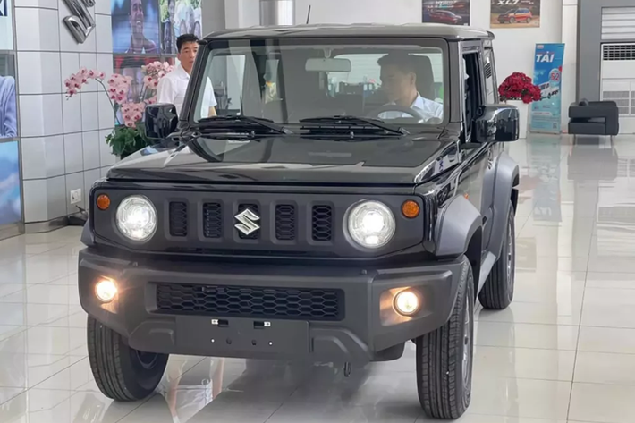 Thay vào đó, mẫu xe này chỉ có thiết kế 3 cửa cùng kích thước dài x rộng x cao lần lượt 3.645 x 1.645 x 1.720 mm và chiều dài cơ sở 2.250 mm. Như vậy, Suzuki Jimny có chiều dài cơ sở kém cả các mẫu xe hạng A đang bán tại Việt Nam như Kia Morning hay Hyundai Grand i10.