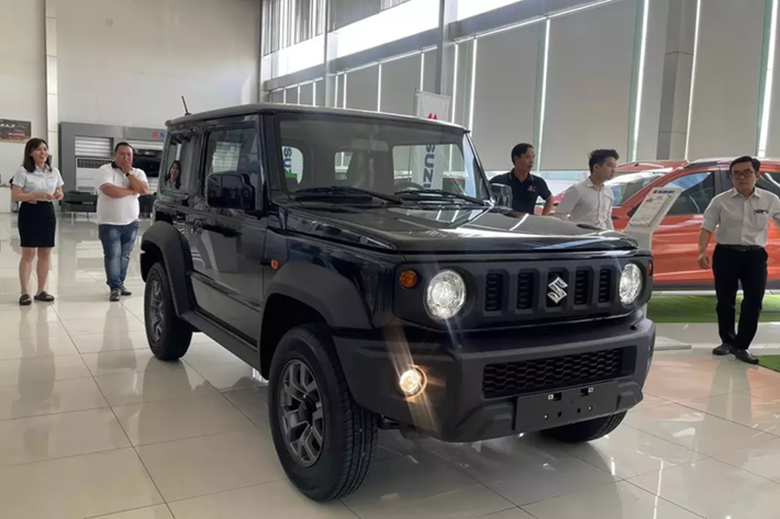 Tương tự trang bị tiện nghi, các tính năng an toàn của mẫu SUV "bé hạt tiêu" này cũng không có gì nổi bật, chỉ gồm hệ thống chống bó cứng phanh ABS, phân bổ lực phanh điện tử EBD, trợ lực phanh BA, cân bằng điện tử EBD, kiểm soát lực kéo TCS, hỗ trợ khởi hành ngang dốc, hỗ trợ xuống dốc và 2 túi khí trước.