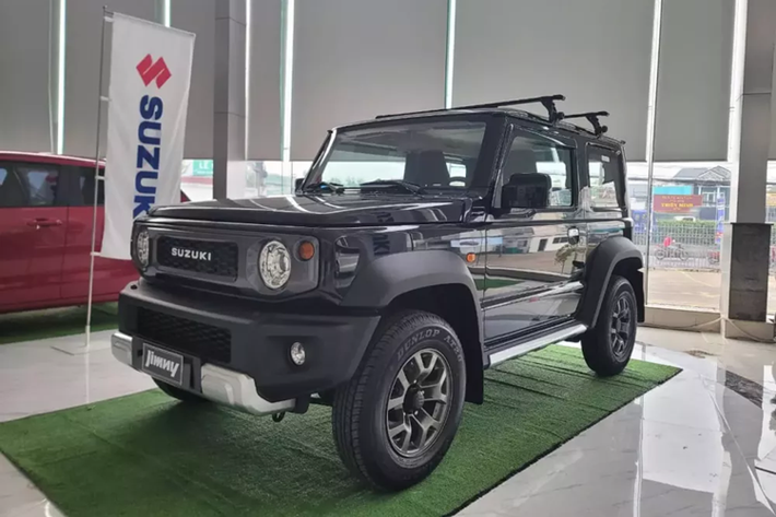 Sau khi được trưng bày tại một sự kiện ở Tp. HCM vào hồi 8 năm nay, Suzuki Jimny 2023 mới đã bắt đầu có mặt tại các đại lý. Tuy nhiên, hiện mẫu xe được mệnh danh "chuyên cơ mặt đất" này chưa được bán ra thị trường. Giá bán của xe cũng chưa chính thức được công bố.