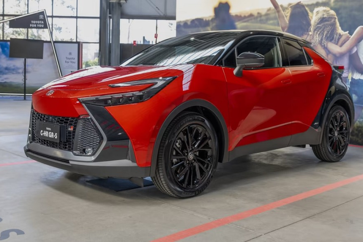 Toyota C-HR 2024 mới đã chính thức trình làng vào hồi cuối tháng 6 năm nay. Sau 4 tháng, mẫu xe này mới được công bố giá bán ở thị trường châu Âu. Cụ thể, tại thị trường Pháp, giá xe Toyota C-HR 2024 cho 6 phiên bản, bao gồm Dynamic, Design, Collection, GR Sport, Collection Premiere và GR Sport Premiere. Giá bán của mẫu xe này dao động từ 34.900 - 53.400 Euro (khoảng 879 triệu đến 1,34 tỷ đồng).