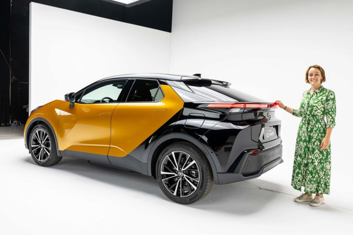Không chỉ đa dạng về mặt phiên bản, mẫu xe SUVToyota C-HR 2024 còn có nhiều tùy chọn động cơ. Đầu tiên là hệ truyền động Hybrid 140 với máy xăng 4 xi-lanh thẳng hàng, hút khí tự nhiên và 1 mô-tơ điện, tạo ra công suất tổng cộng 140 mã lực. Thứ hai là hệ truyền động Hybrid 200 với máy xăng 2.0L và 2 mô-tơ điện, cho công suất tổng cộng 196 mã lực.