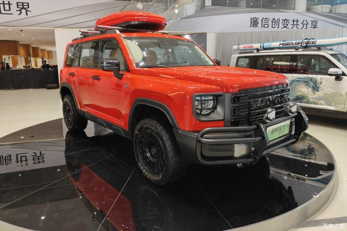 Haval Raptor 2024 mới đã chính thức ra mắt với tổng cộng 3 mẫu xe được giới thiệu, cùng mức giá dao động từ 165.800-183.800 nhân dân tệ (cao nhất gần 600 triệu đồng). Tại buổi họp báo, Haval còn gây bất ngờ khi cho trưng bày tại sảnh lớn 12 mẫu xe độ Haval Raptor.