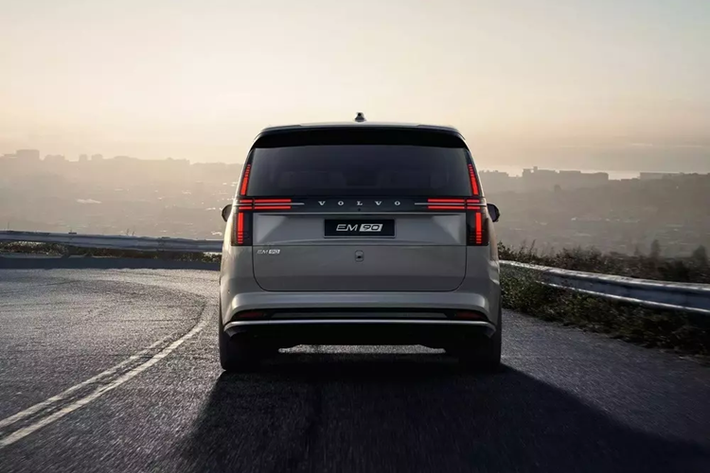 Bên trong Volvo EM90 là không gian nội thất 3 hàng ghế với cấu hình chỗ ngồi 2+2+2. Ở giữa xe là 2 ghế thương gia với đủ tính năng ngả chỉnh điện, sưởi và làm mát. Bên cạnh đó, hãng Volvo còn bố trí bàn gấp, bệ đỡ bắp chân...