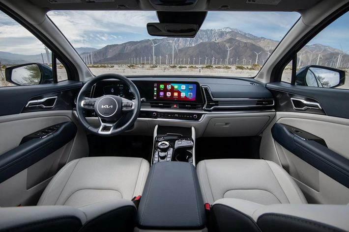 Bên trong khoang lái, Sportage Hybrid 2024 được trang bị màn hình đồng hồ kỹ thuật số 12,2 inch, màn hình cảm ứng trung tâm 8 inch, điều hòa 2 vùng tự động và 6 loa giải trí trên bản tiêu chuẩn.