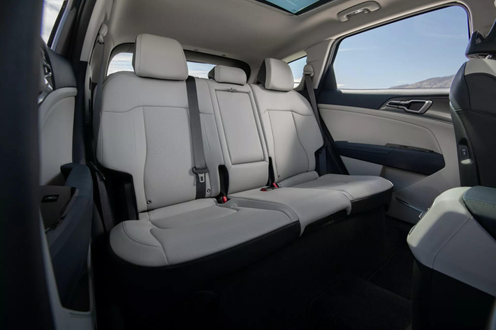 Những tính năng an toàn tiêu chuẩn trên Kia Sportage Hybrid 2024 có hỗ trợ đèn pha, hỗ trợ tránh va chạm phía trước, hỗ trợ bám làn đường, hỗ trợ giữ làn đường và cảnh báo lùi quá sát xe khác.