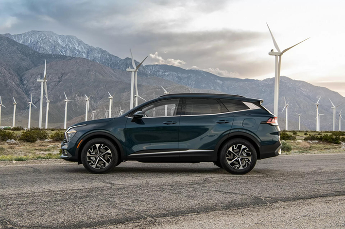Mức giá xe Kia Sportage Hybrid LX AWD: 30.090 USD (khoảng 730 triệu đồng). Sportage Hybrid EX AWD: 31.990 USD (khoảng 776 triệu đồng). Sportage Hybrid SX Prestige: 37.190 USD (khoảng 902 triệu đồng).