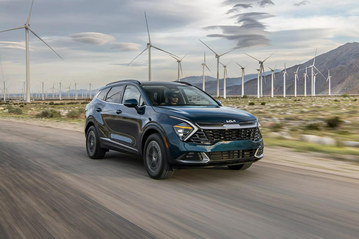 Mới đây, hãng xe Hàn Quốc đã cho giới thiệu mẫu Kia Sportage Hybrid 2024 mới tại thị trường Mỹ bao gồm 3 phiên bản với mức giá cụ thể như sau: Sportage Hybrid LX: 28.290 USD (khoảng 686 triệu đồng).