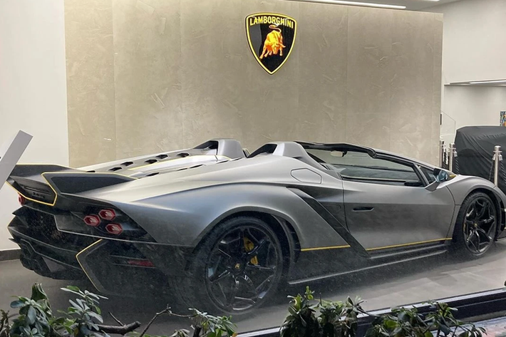 Điểm khác biệt so với chiếc Aventador Ultimae Roadster là Autentica không được trang bị bộ mui bằng sợi carbon. Thay vào đó, phía sau tựa đầu mỗi ghế là cấu trúc bảo vệ gia cường trong tình huống xe bị lật, đồng thời đóng vai trò khí động học cho chiếc xe này.