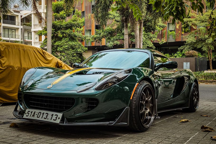 Lotus Elise là mẫu xe thể thao hai chỗ sử dụng động cơ đặt giữa và hệ dẫn động cầu sau. Phiên bản Lotus Elise S2 mui trần được phát triển từ năm 1994, lần đầu xuất hiện vào năm 1996.
