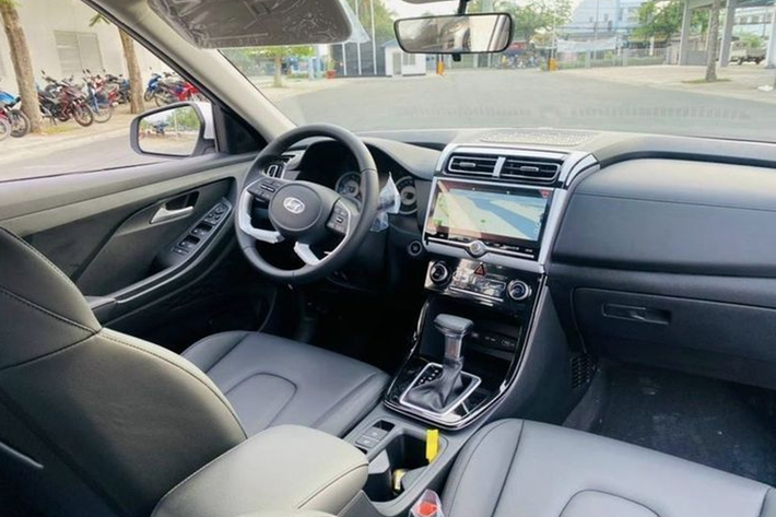 Creta được đánh giá là mẫu xe sở hữu không gian nội thất rộng rãi và trang bị hiện đại hàng đầu phân khúc. Các trang bị nổi bật có thể kể đến như cụm đồng hồ Full Digital 10,25 inch, màn hình trung tâm giải trí 10,25 inch, kết nối Apple CarPlay/Android Auto, hệ thống âm thanh Bose 8 loa, phanh tay điện tử tích hợp tính năng Auto Hold…