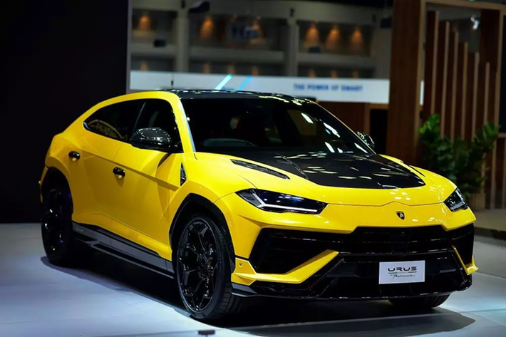Vào tháng 3 đầu năm nay, hình ảnh 1 chiếc siêu SUV phiên bản hiệu suất cao Lamborghini Urus Performante 2023 đầu tiên về Việt Nam xuất hiện tại trạm đăng kiểm ở Hà Nội đã thu hút sự quan tâm của giới mê xe trong nước cũng như các đại gia thích mẫu siêu xe gầm cao nhà "bò tót".