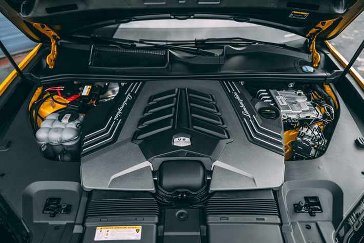Được biết, khối động cơ mạnh mẽ này giúp xe Lamborghini Urus Performante 2023 có thể đua nước rút từ vị trí xuất phát lên 100 km/h trong thời gian 3,3 giây, nhanh hơn 0,3 giây so với bản tiêu chuẩn trước khi đạt vận tốc tối đa 306 km/h.