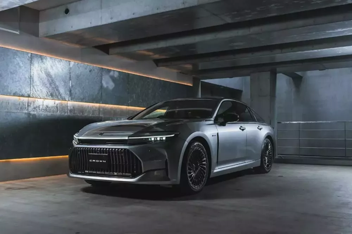 Sau Crown Sport, hãng Toyota chuẩn bị tung ra thành viên thứ 3 của dòng xe Crown thế hệ mới, đó là Crown Sedan. Theo đó, Toyota Crown Sedan 2024 mới sẽ chính thức được bán ra ở thị trường nội địa Nhật Bản vào ngày 13/11 tới đây. Trước thời điểm có mặt trên thị trường, mẫu sedan hạng sang này đã được công bố giá bán.