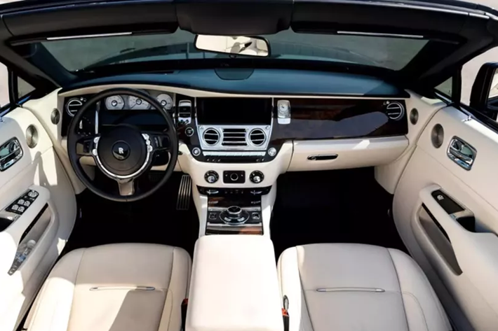 Dawn được chế tạo trên cơ sở Rolls-Royce Ghost, không giống như mẫu trước đó dựa trên Rolls-Royce Phantom thế hệ thứ 7, mẫu xe hàng đầu của Rolls-Royce Motor Cars cho đến khi có sự xuất hiện của thế hệ thứ 8 và Rolls -Royce Phantom Coupe .