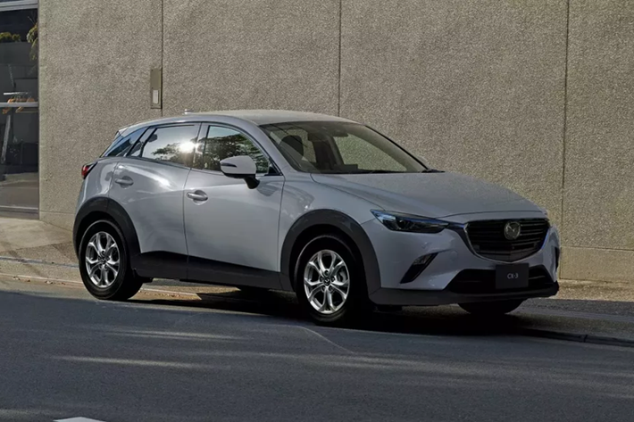 Mới đây, hãng Mazda đã ra mắt phiên bản nâng cấp nhẹ của dòng xe CX-3 ở thị trường Malaysia. Tại thị trường Malaysia, Mazda CX-3 2024 mới có 3 phiên bản, bao gồm 1.5G 2WD Plus, 2.0G 2WD Plus và 2.0G 2WD High. Giá bán của mẫu xe này dao động từ 115.720 - 139.159 RM (khoảng 601 - 723 triệu đồng).