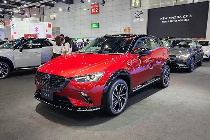 Động cơ kết hợp với hộp số tự động 6 cấp với lẫy chuyển số sau vô lăng tiêu chuẩn. Khi mua Mazda CX-3 2024, khách hàng Malaysia có thể chọn các màu sắc như xám Polymetal Grey, xám Machine Grey, đỏ Soul Red Crystal, đen Jet Black, trắng ngà Platinum Quartz, trắng Snowflake White Pearl và xám Aero Gray.