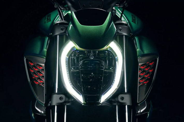 Với Diavel for Bentley Mulliner, Bentley cho biết :”Khách hàng có thể chọn màu thân xe motor giống với chiếc xe ô tô của họ hoặc những màu từ bảng màu độc quyền do các nhà thiết kế của Mulliner lựa chọn”.