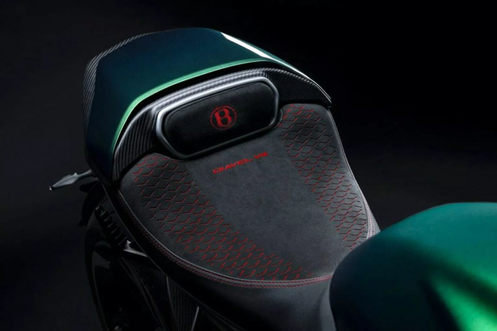 Các nhà thiết kế của Bentley đã làm việc với Centro Stile Ducati để phát triển vẻ ngoài độc đáo cho mẫu motor sports tourer này. Theo đó, Diavel for Bentley có thiết kế được lấy cảm hứng từ dòng Bentley Batur và có ngoại thất màu xanh Scarab Green từ bảng màu của Bentley Mulliner.