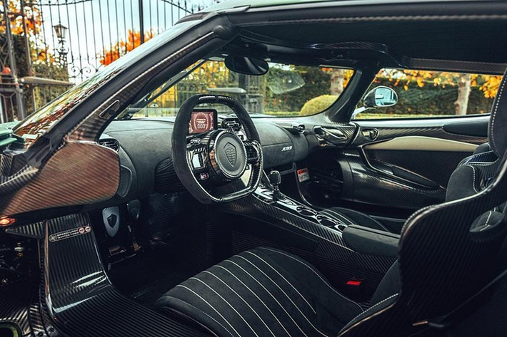 Kể từ khi công bố dòng siêu xe hypercar Jesko hoàn toàn mới lần đầu vào tháng 3/2019 đến nay, Koenigsegg chỉ giới thiệu thêm 2 biến thể với những cập nhật lớn đáng chú ý là Jesko Attack (thêm cánh gió lớn để tối ưu lực điều hướng xuống) và Jesko Absolut (bản tốc độ cao cao cấp hơn).