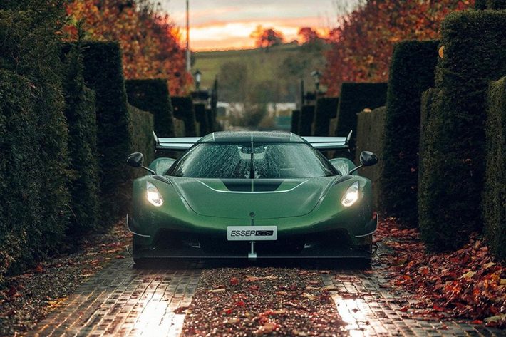 Esser Automotive, một đại lý xe siêu sang tại châu Âu và là chủ sở hữu 1 trong số 3 xe Koenigsegg thân vỏ sợi carbon trần trên thế giới, đã cho giới thiệu một siêu phẩm mới mang tên Koenigsegg Jesko Plus đặc biệt.