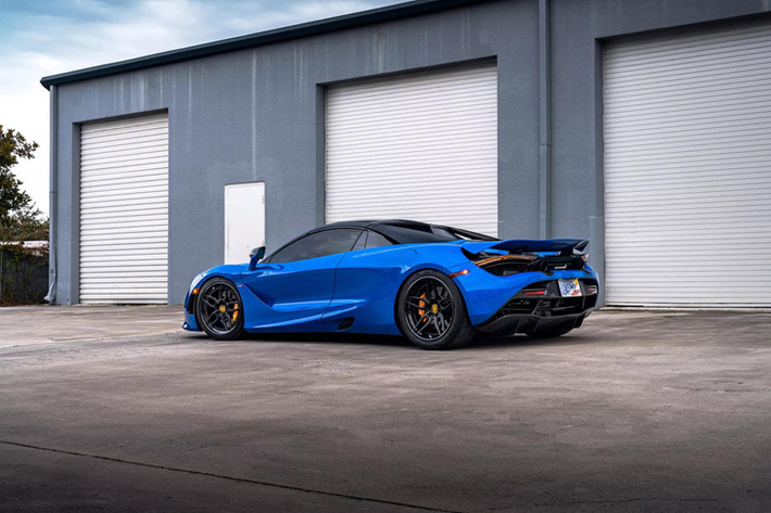 Tiếp đến là nước sơn của chiếc xe. Không giống như những chủ sở hữu Ferrari thường trung thành với những lựa chọn màu sắc thông thường do hãng đưa ra, người chơi McLaren tỏ ra táo bạo hơn với những màu sắc rất tươi sáng kể từ khi thương hiệu này tái ra mắt với MP4-12C.