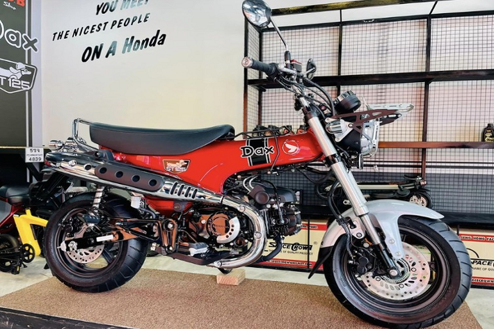Honda Dax ST125 2023 Ra mắt từ năm 1969, xe máy Honda Dax được xem là một trong những dòng minibike huyền thoại của Honda. Tại Việt Nam, mẫu xe được nhập khẩu nguyên chiếc từ Thái Lan với giá bán trên 130 triệu đồng. Xe có kích thước tổng thể dài x rộng x cao lần lượt là 1.760 x 760 x 1.020 mm, chiều dài cơ sở 1.200 mm và chiều cao yên khoảng 775 mm.