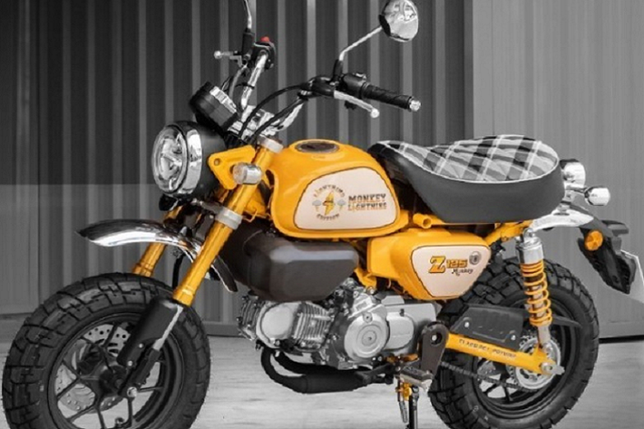 Honda Monkey Custom bản đặc biệt Giống như Honda Dax Tamiya, mẫu "xe khỉ" Honda Monkey X Carnival Limited Edition bản đặc biệt tại thị trường Việt Nam có giá bán khá đắt đỏ lên tới 130 triệu đồng.
