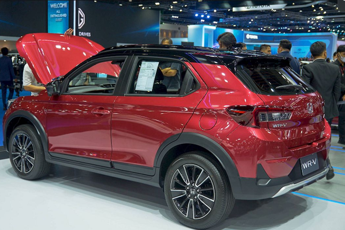 So với Toyota Raize và Daihatsu Rocky, Honda WR-V đương nhiên có kích thước lớn hơn. Được phát triển dựa trên cơ sở gầm bệ Global Small Car tương tự City, Honda WR-V bán tại Nhật Bản sở hữu kích thước dài x rộng x cao lần lượt 4.312 x 1.790 x 1.650 mm và chiều dài cơ sở 2.650 mm.
