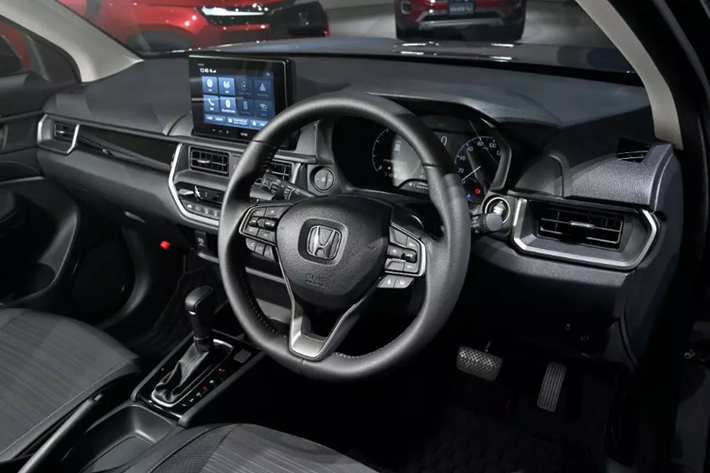 Theo thông tin từ đại lý, sau bê bối gian lận thử nghiệm an toàn đối với 64 mẫu xe của Daihatsu được công bố vào hôm 20/12/2023 vừa qua, lượng khách hàng có hứng thú với mẫu SUV hạng B mới nhà Honda đã tăng vọt. Có vẻ như đây là những khách hàng trước đó từng có ý định mua Toyota Raize hay Daihatsu Rocky.