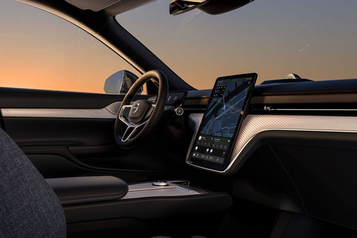 Như biểu ngữ gợi ý, chiếc xe có tên mã là V551 này sẽ được biết tới là Volvo ES90 2025 chạy điện trong tương lai. Theo Teknikens Värld - ấn phẩm của Thụy Điển tiết lộ, Volvo ES90 sẽ được chia sẻ nền tảng SPA2 của EX90. SPA2 là nền tảng được chế tạo cho các mẫu xe thuộc series 60 và 90 của hãng.