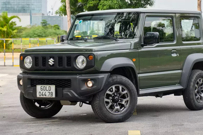 Nhưng tất nhiên, chẳng ai mua "xe chơi" lại quá cò kè về giá cả. Giá dự kiến cao là vậy nhưng vẫn rẻ hơn so với một số thị trường trong khu vực, ví dụ như tại Thái Lan, mẫu xe SUV Suzuki Jimny có giá cao nhất lên tới 1,79 triệu baht, quy đổi khoảng 1,22 tỷ đồng.