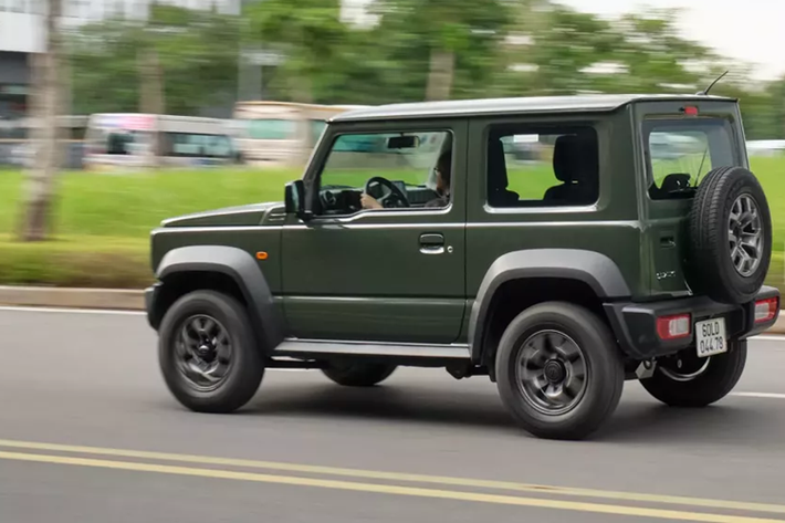 Nhìn vào cấu hình động cơ, Jimny sẽ phù hợp với những cung đường mòn, không ngại lăn xả khi gặp địa hình nhiều đá sỏi nhưng sẽ khó chinh phục những cung off-road nặng theo kiểu trèo đèo lội suối.